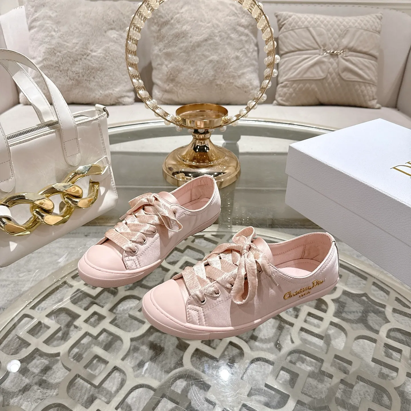 👟👟Ex-factory price 520👟👟 DIOR Dior's 2025 latest lucky satin casual shoes thin-soled shoes. Many celebrity Internet celebrities planted Chanristian Dior logo buckles. The designer really understands the needs of girls in summer. This new product Lucky thin-soled shoes are as cute as her name. The thin sole + shallow mouth design makes the whole pair of shoes very light and easy to wear. Fabric: Satin with wide satin laces of the same color. They are so beautiful that they are speechless in the sun. The soft shoe body looks like stepping on clouds with socks and culottes. It is windy and lazy when walking. It gives you the "effortless" elegance when you take a shot. Outsole: Original molded TPU outsole Size: 35-41 (41 is custom-made and cannot be returned or exchanged)